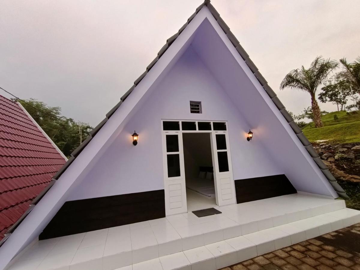 Seger Nusantara Hostel Kalisat Exterior photo